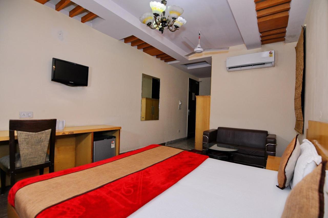 Hotel Tjs Grand Дели Экстерьер фото