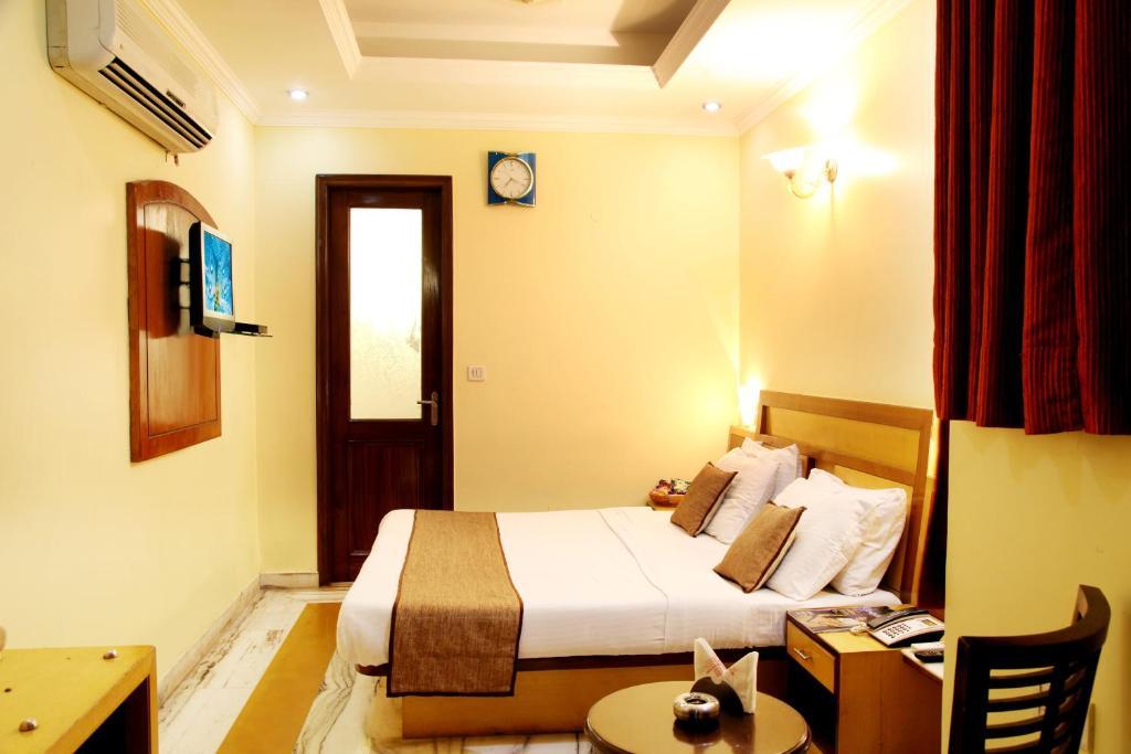 Hotel Tjs Grand Дели Номер фото