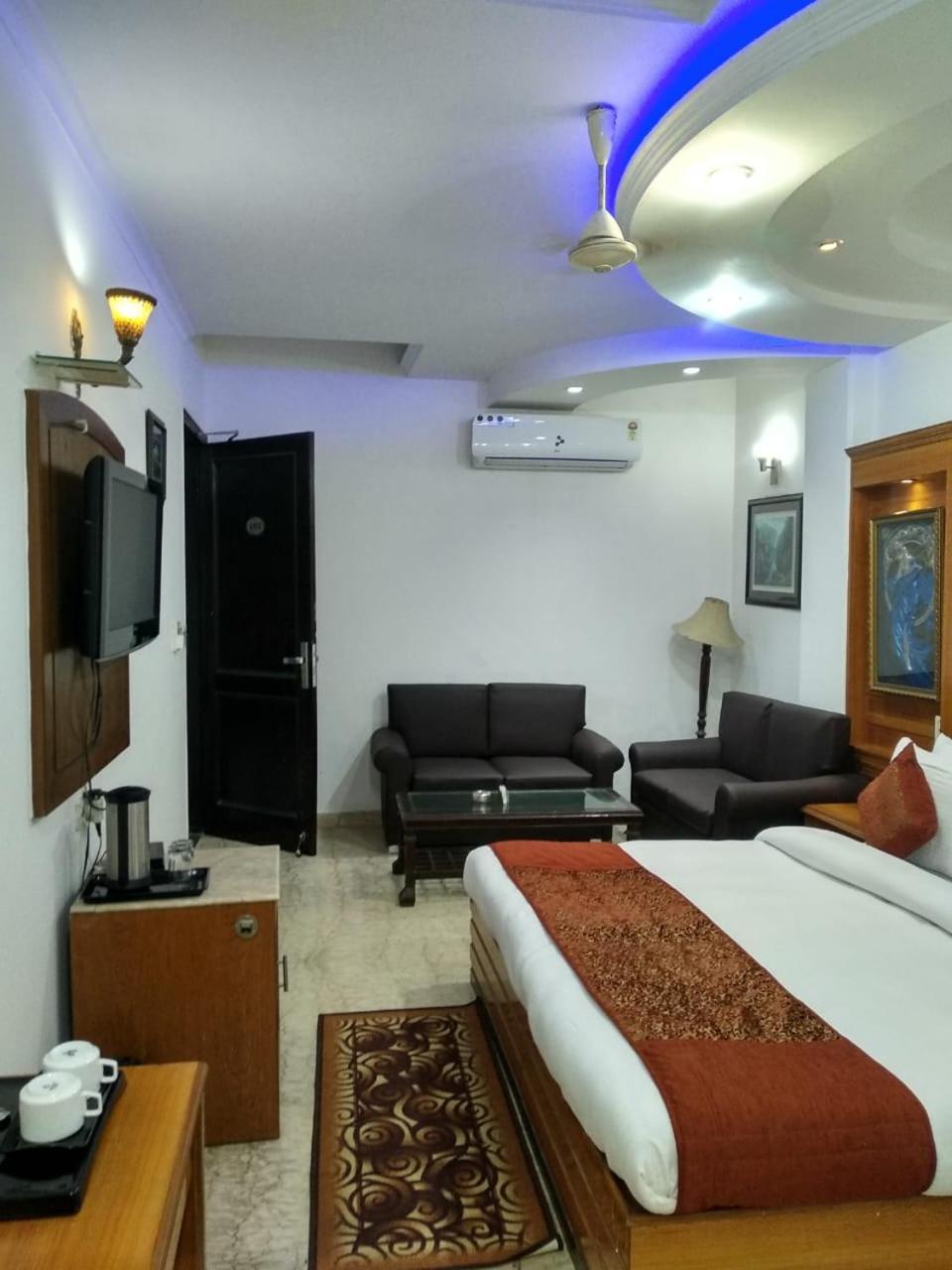 Hotel Tjs Grand Дели Экстерьер фото