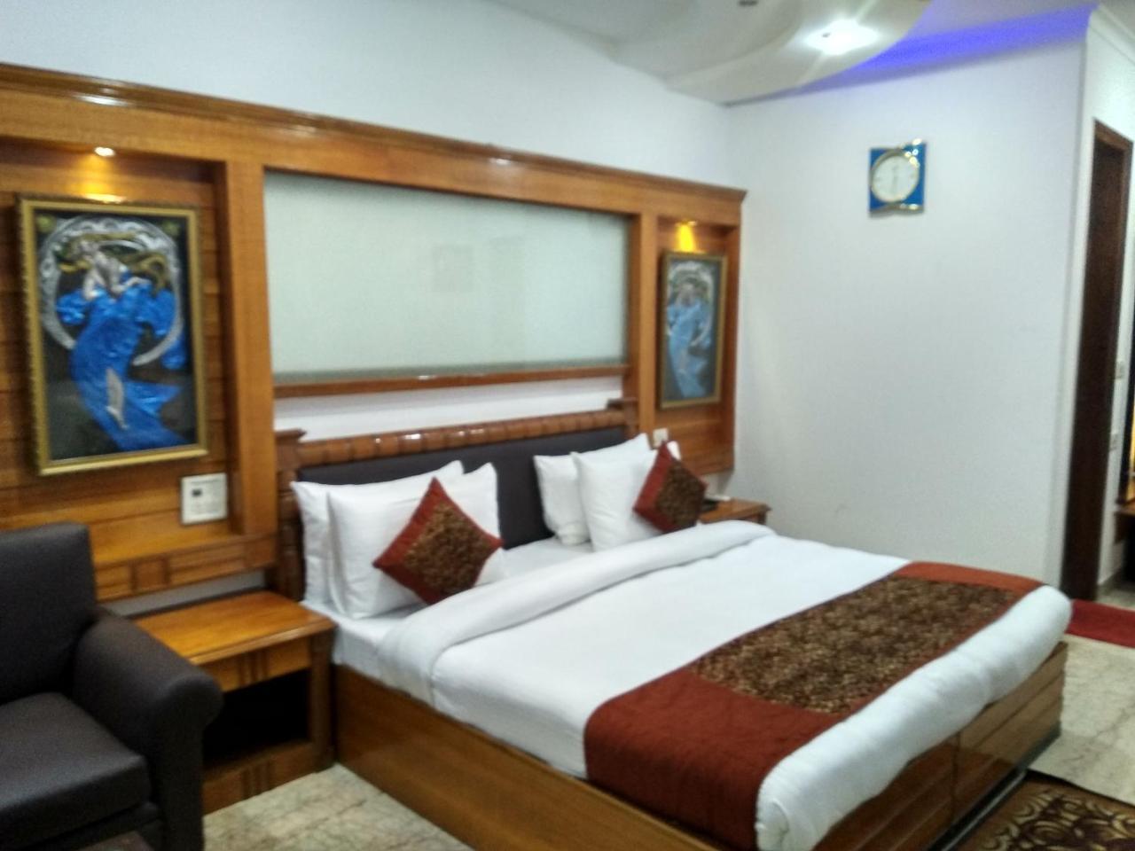 Hotel Tjs Grand Дели Экстерьер фото